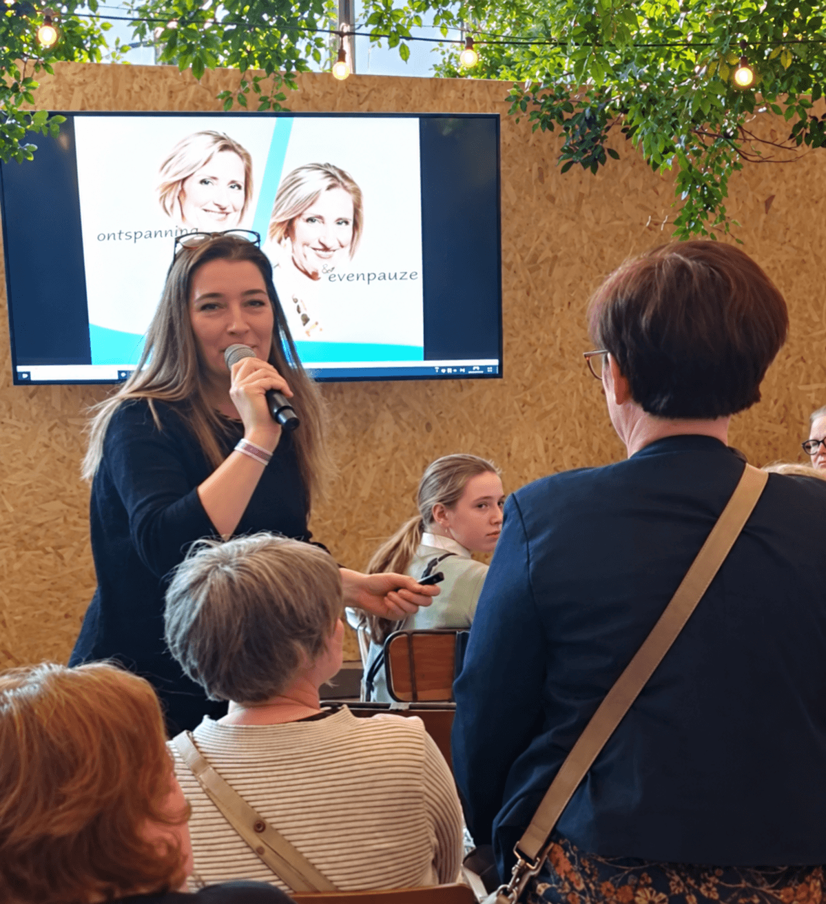 Angelien geeft een lezing op de Huishoudbeurs