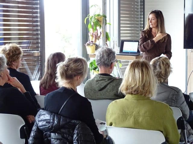 Angelien geeft een lezing